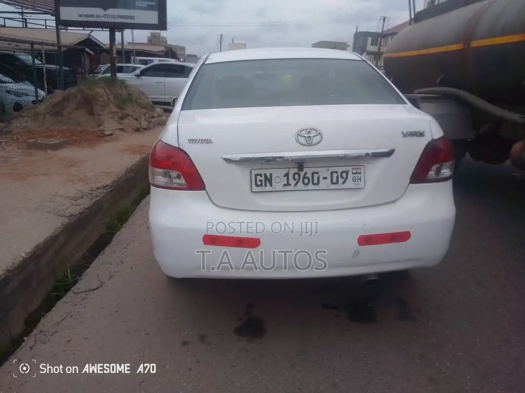 Toyota Yaris Base Sedan 4dr 2010 White