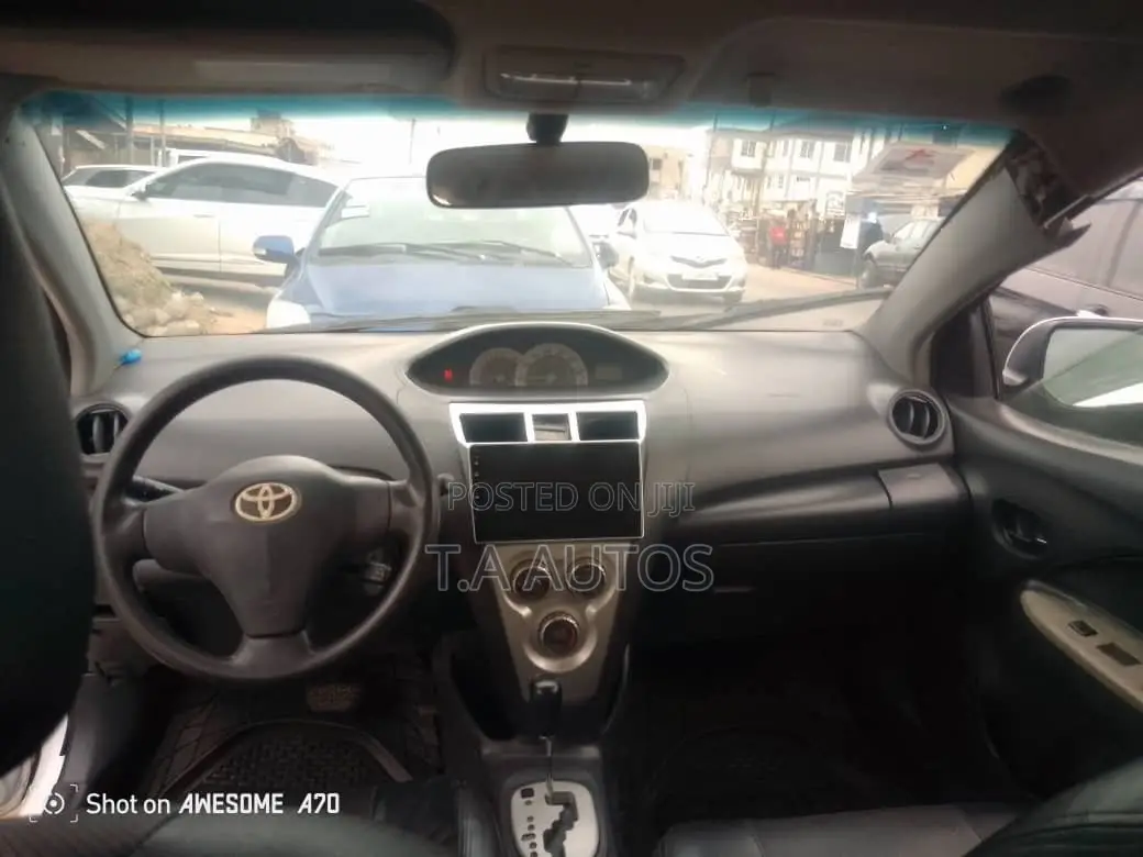 Toyota Yaris Base Sedan 4dr 2010 White