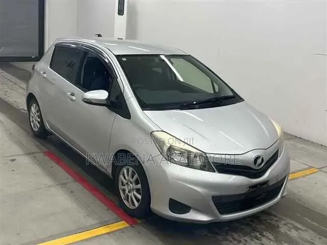 Toyota Vitz 1.3 FWD 5dr 2013 Silver