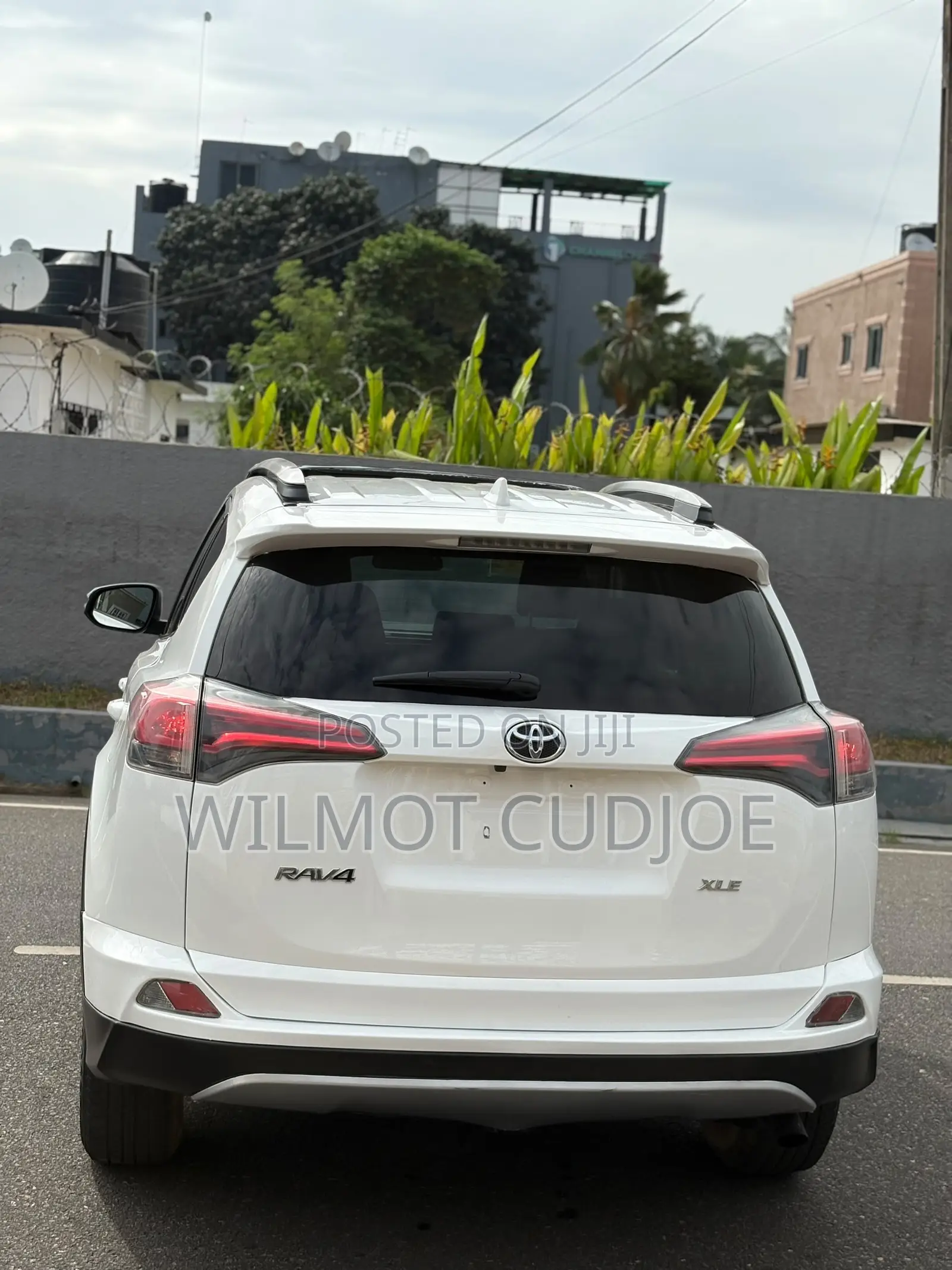 Toyota RAV4 XLE 4dr SUV (2.5L 4cyl 6A) 2018 White