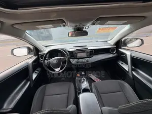 Toyota RAV4 XLE 4dr SUV (2.5L 4cyl 6A) 2018 White