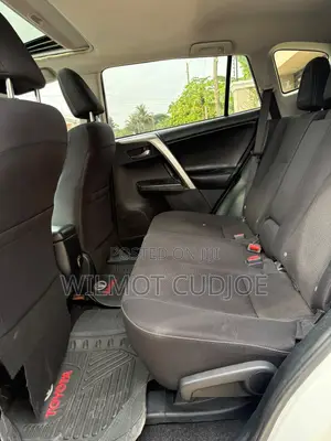 Toyota RAV4 XLE 4dr SUV (2.5L 4cyl 6A) 2018 White