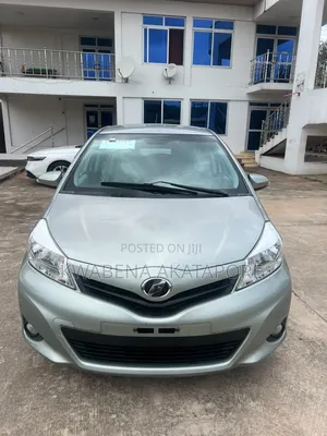 Toyota Vitz 1.3 FWD 5dr 2013 Silver
