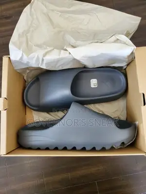 Yeezy Slides Grey