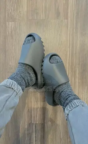 Yeezy Slides Grey