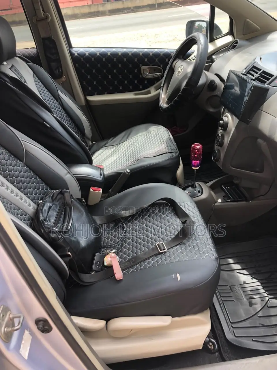 Toyota Vitz 2010 Silver