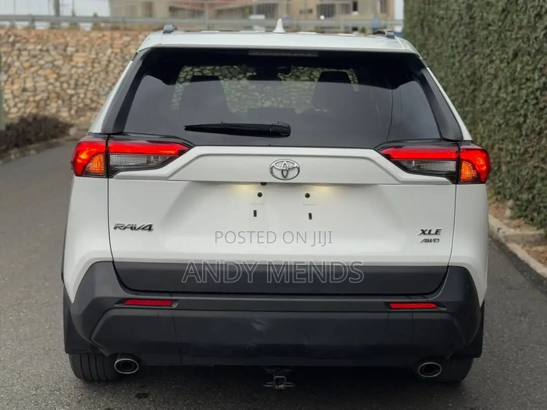 Toyota RAV4 XLE AWD 2020 White