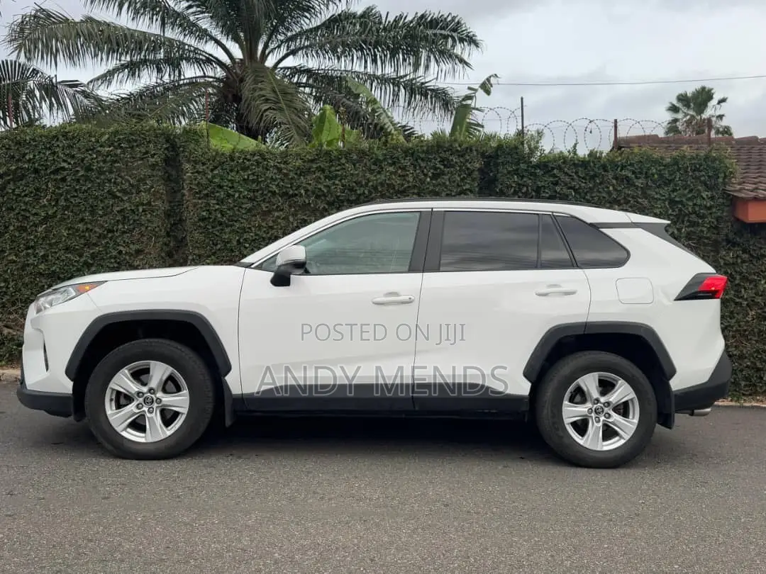 Toyota RAV4 XLE AWD 2020 White