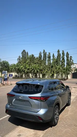 Toyota Highlander XLE 2021 Gray