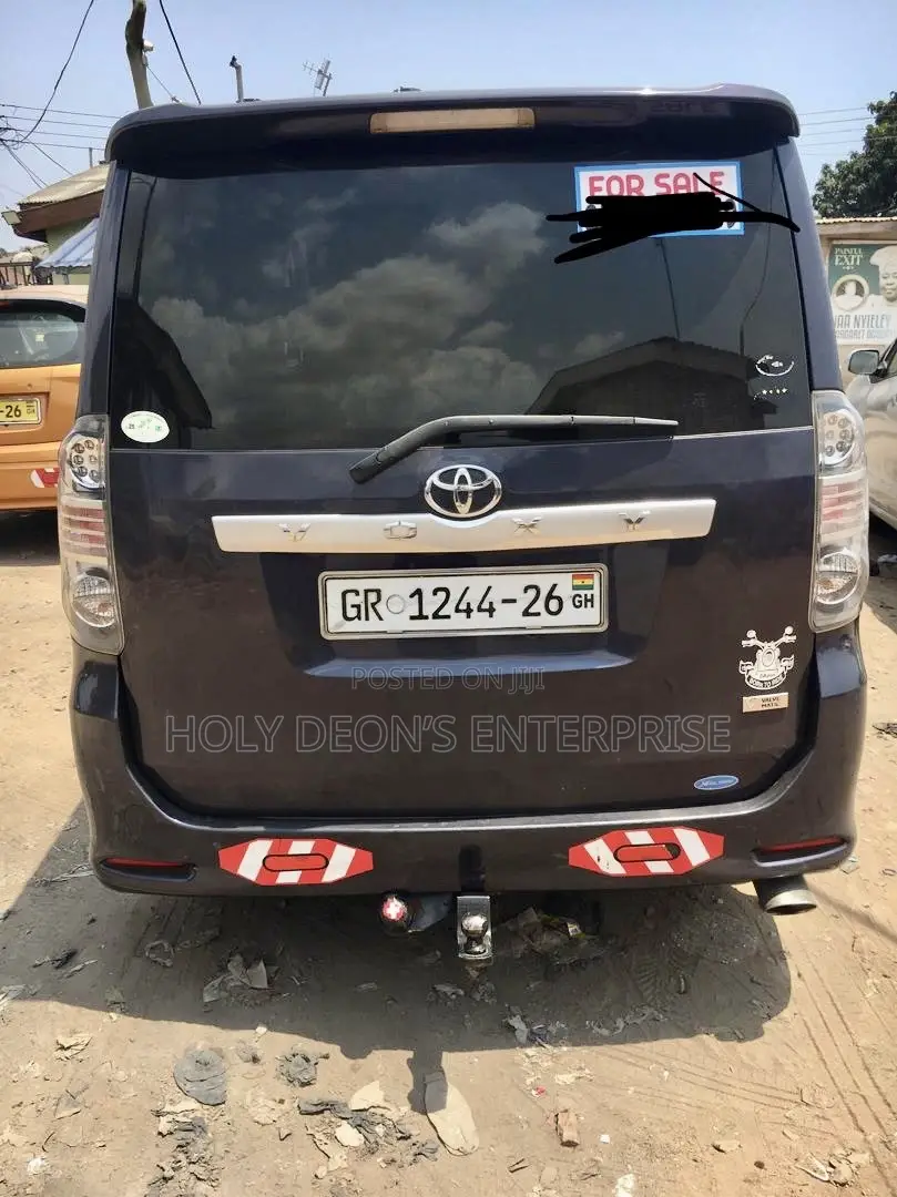 Toyota Voxy V 2WD 8-Seater 2013 Gray