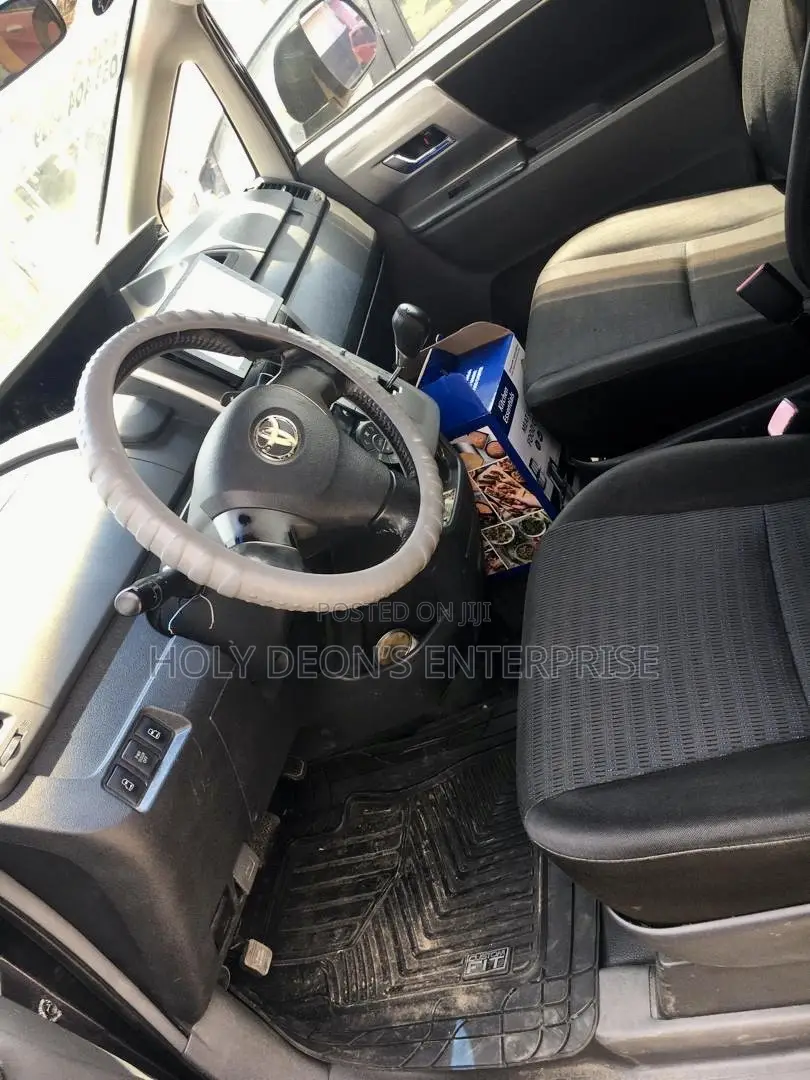 Toyota Voxy V 2WD 8-Seater 2013 Gray