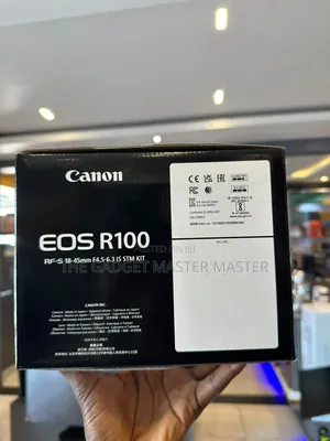 Canon R100 With Rf-S 18-45mm F4.5-6.3 Is STM Kit