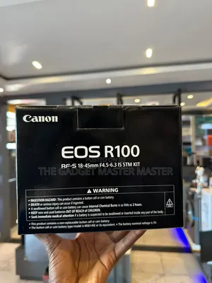 Canon R100 With Rf-S 18-45mm F4.5-6.3 Is STM Kit