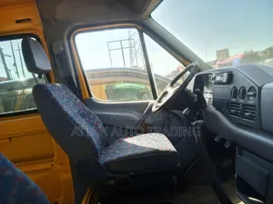 Mercedes-Benz Sprinter 2000 Yellow