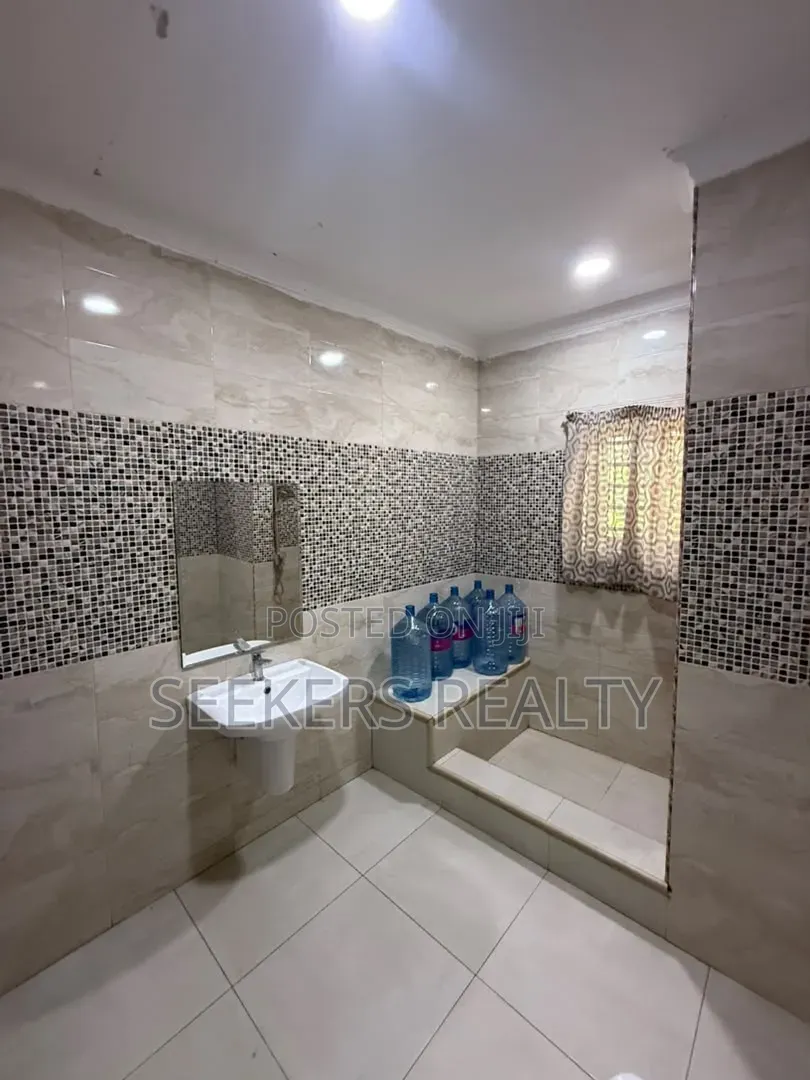 5bdrm House in Seekers Realty, Pokuase for sale
