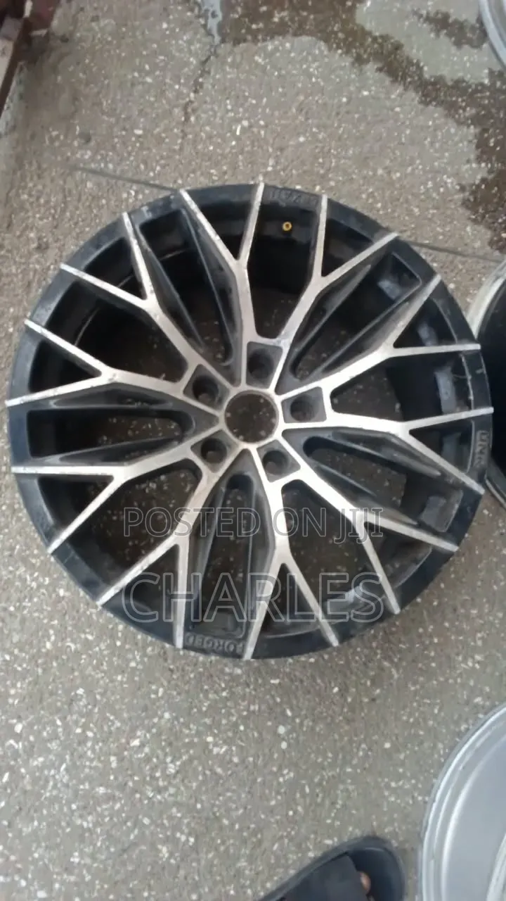 325/35r22 Pirelli Tyre