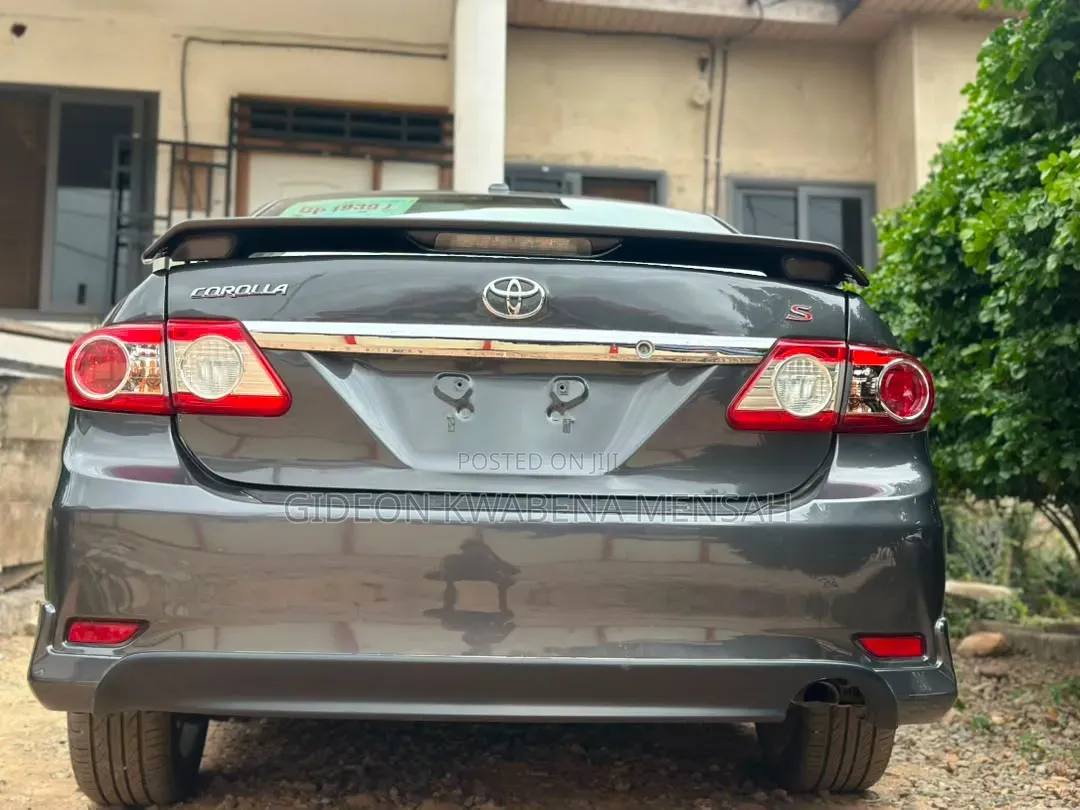 Toyota Corolla LE 4dr Sedan (1.8L 4cyl 4A) 2013 Gray