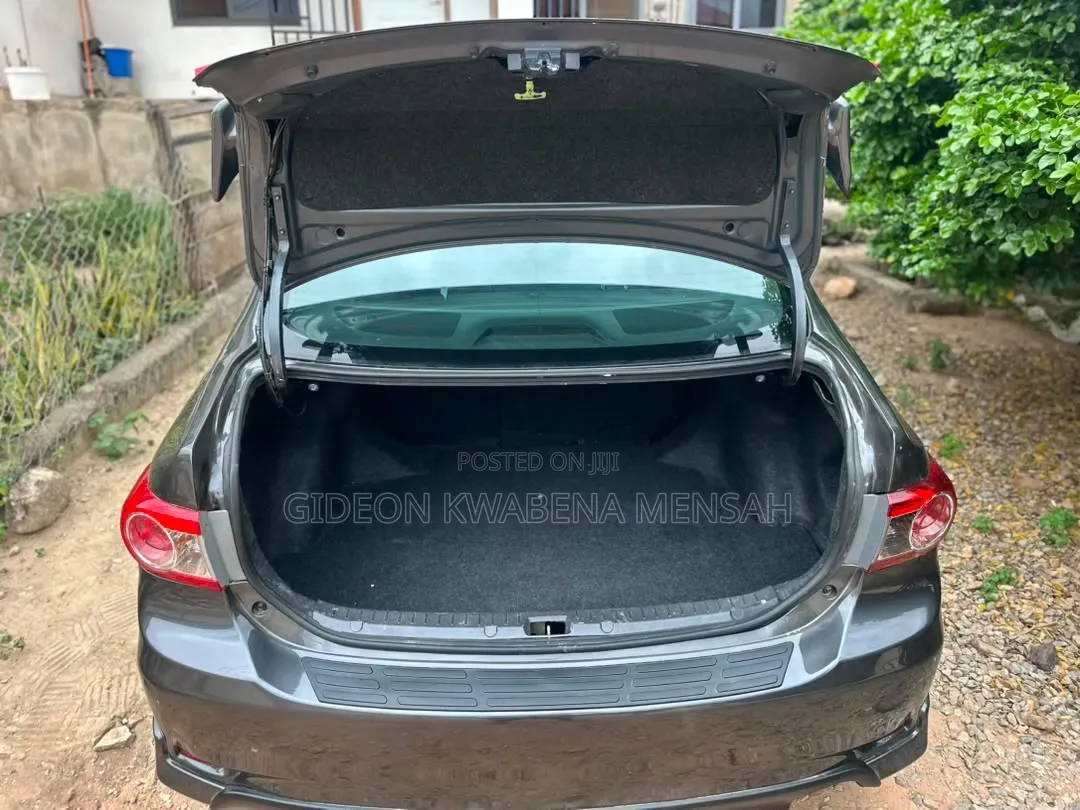 Toyota Corolla LE 4dr Sedan (1.8L 4cyl 4A) 2013 Gray