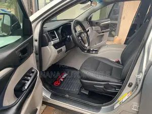 Toyota Highlander LE 4x2 (2.7L 4cyl 6A) 2018 Silver