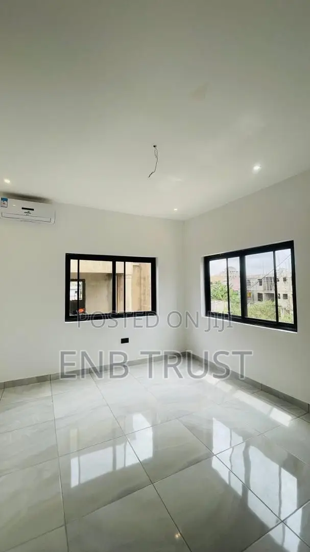 4bdrm Duplex in Canada, Olebu for sale