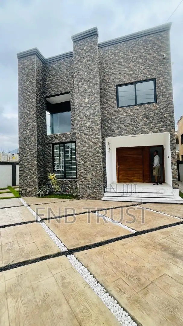 4bdrm Duplex in Canada, Olebu for sale