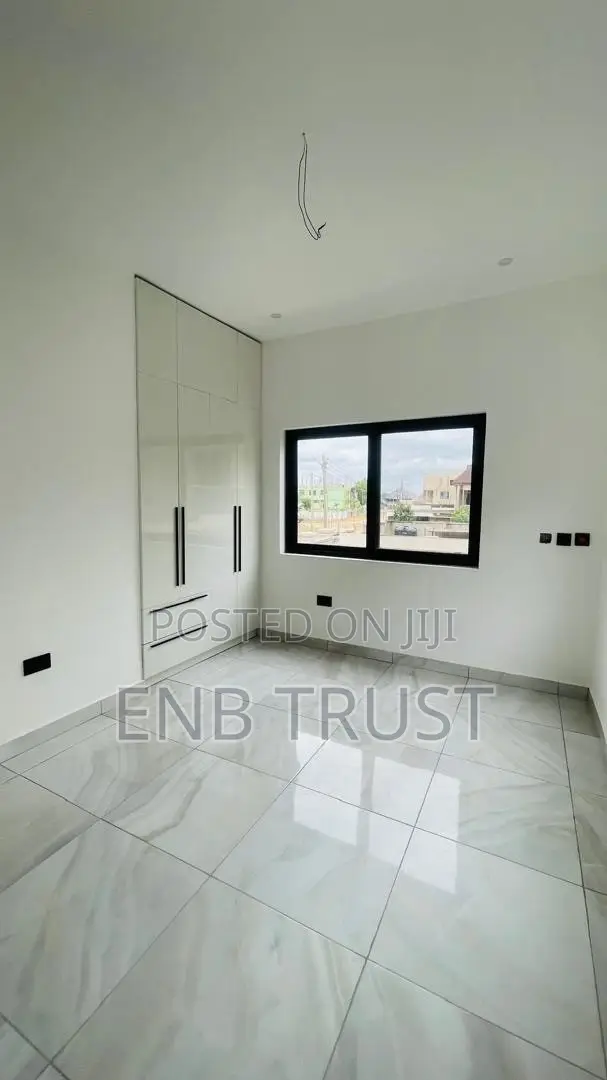 4bdrm Duplex in Canada, Olebu for sale