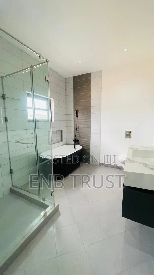 4bdrm Duplex in Canada, Olebu for sale