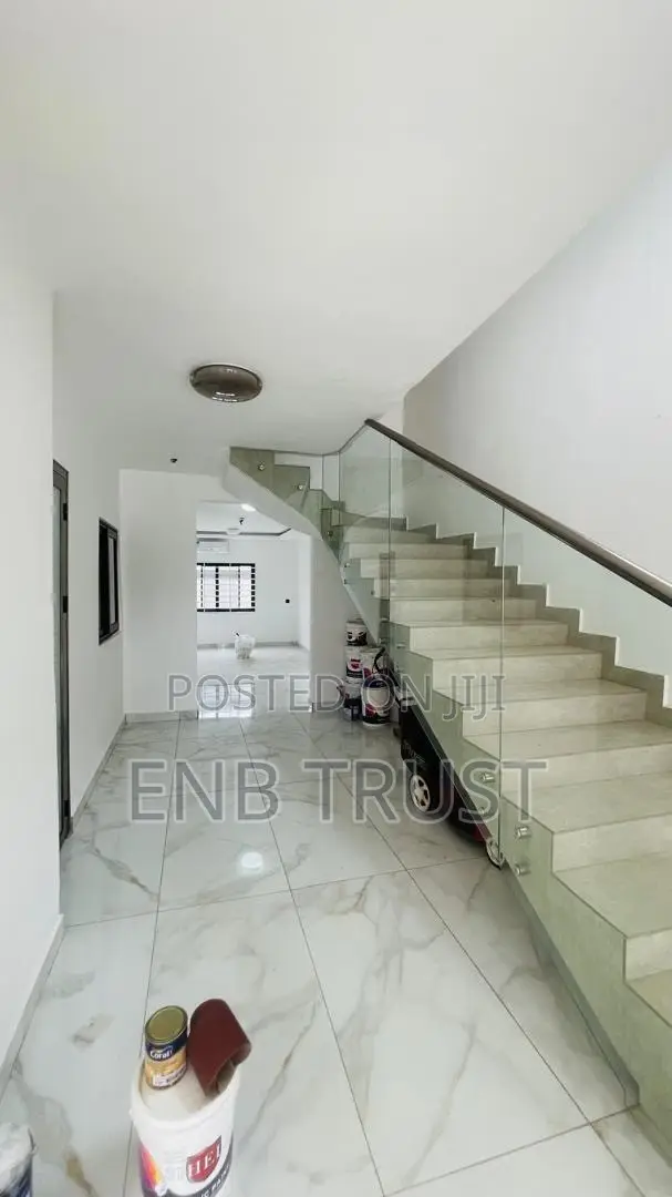 4bdrm Duplex in Canada, Olebu for sale