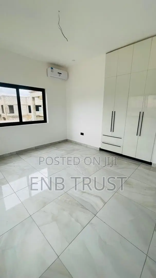 4bdrm Duplex in Canada, Olebu for sale