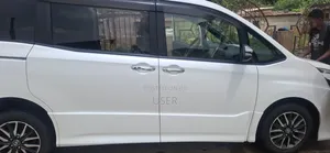 Toyota Voxy V 4WD 7-Seater 2015 Pearl