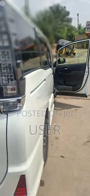 Toyota Voxy V 4WD 7-Seater 2015 Pearl