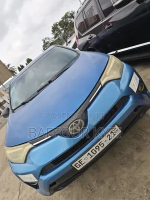 Toyota RAV4 LE 4dr SUV (2.5L 4cyl 6A) 2018 Blue