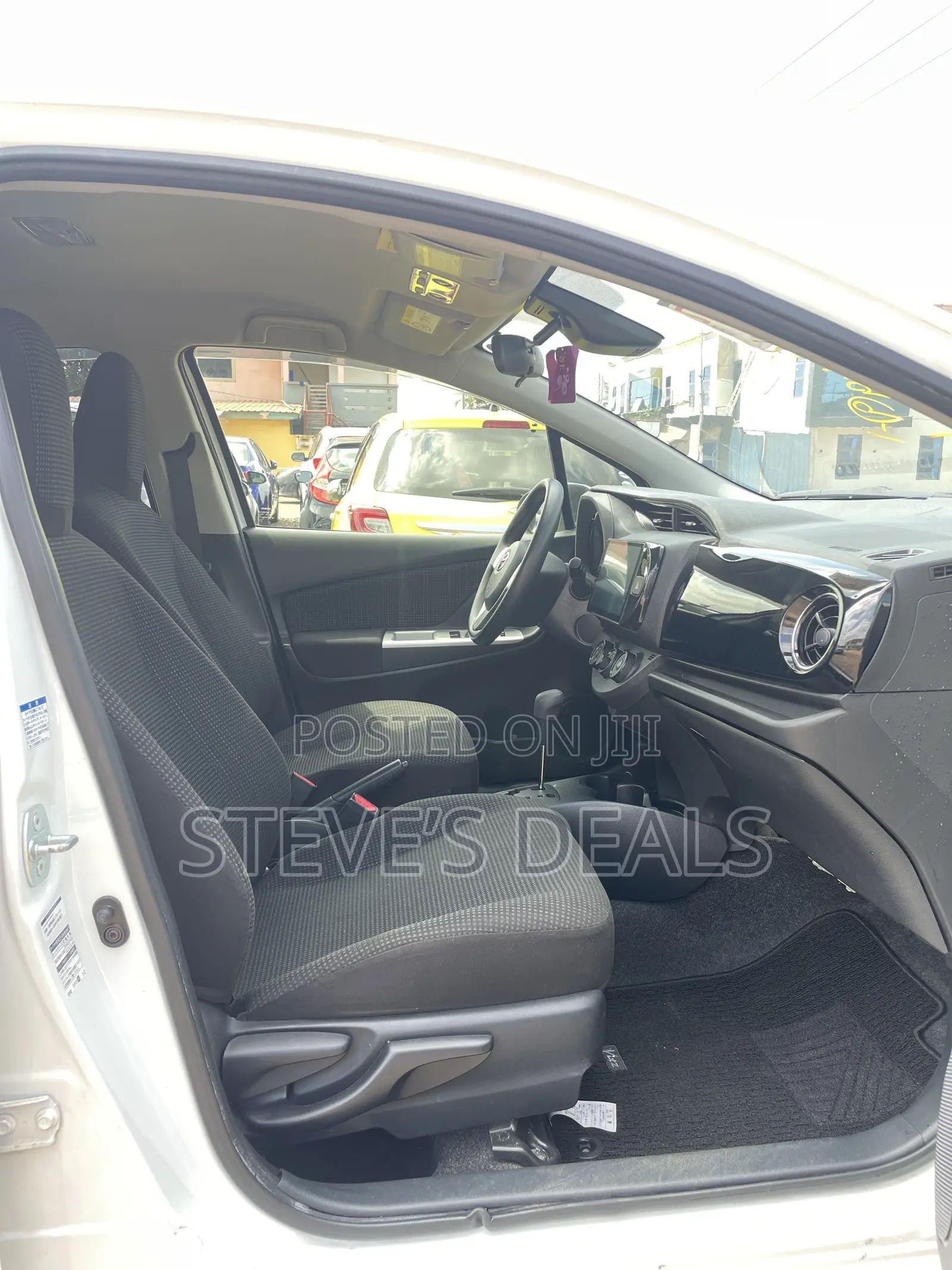 Toyota Vitz 1.3 FWD 5dr 2015 White