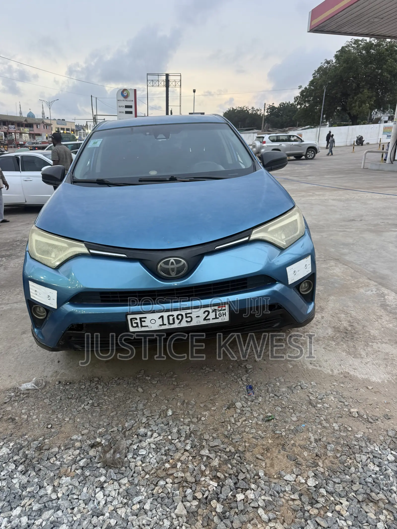 Toyota RAV4 LE 4dr SUV (2.5L 4cyl 6A) 2018 Blue