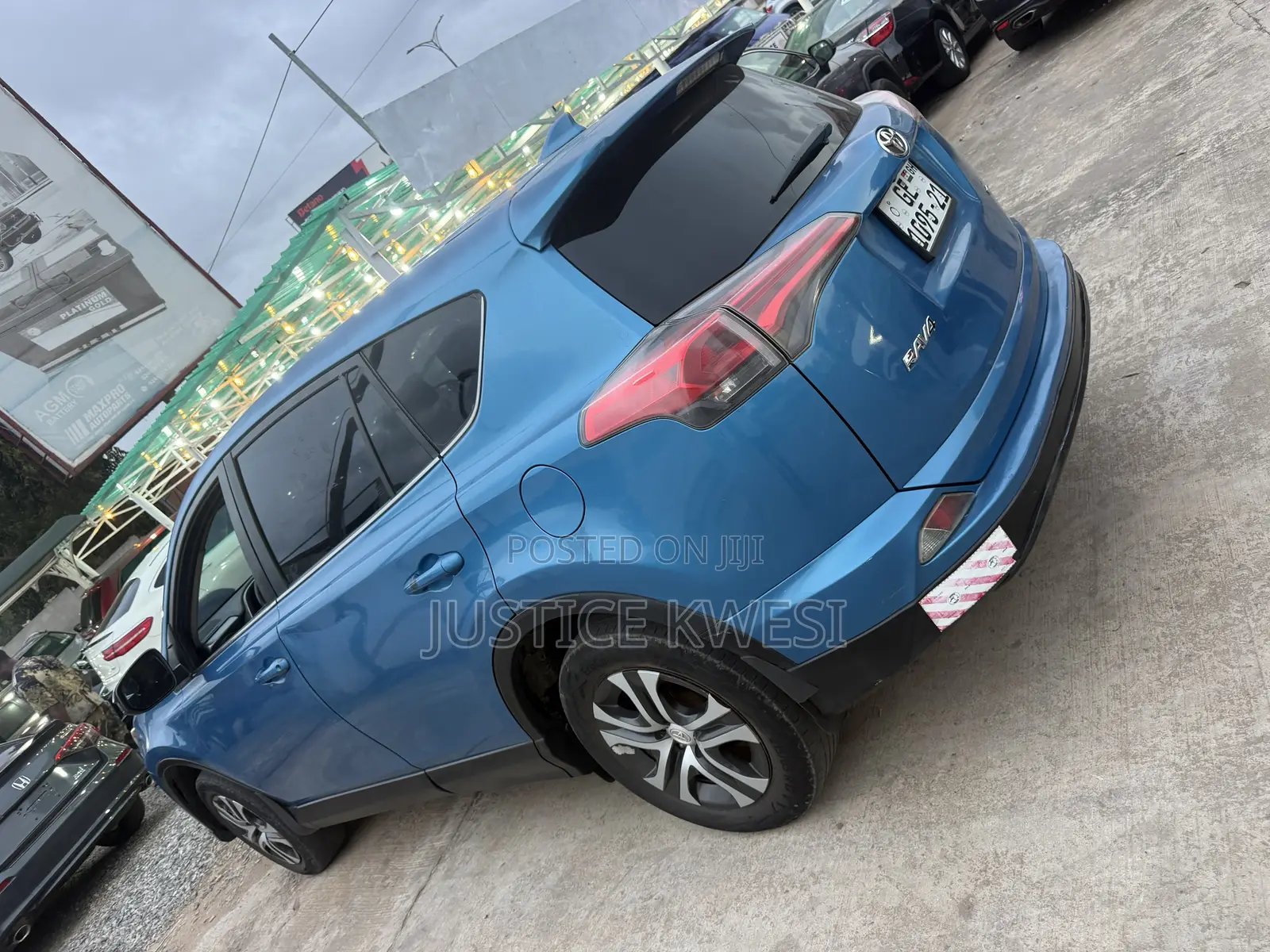 Toyota RAV4 LE 4dr SUV (2.5L 4cyl 6A) 2018 Blue