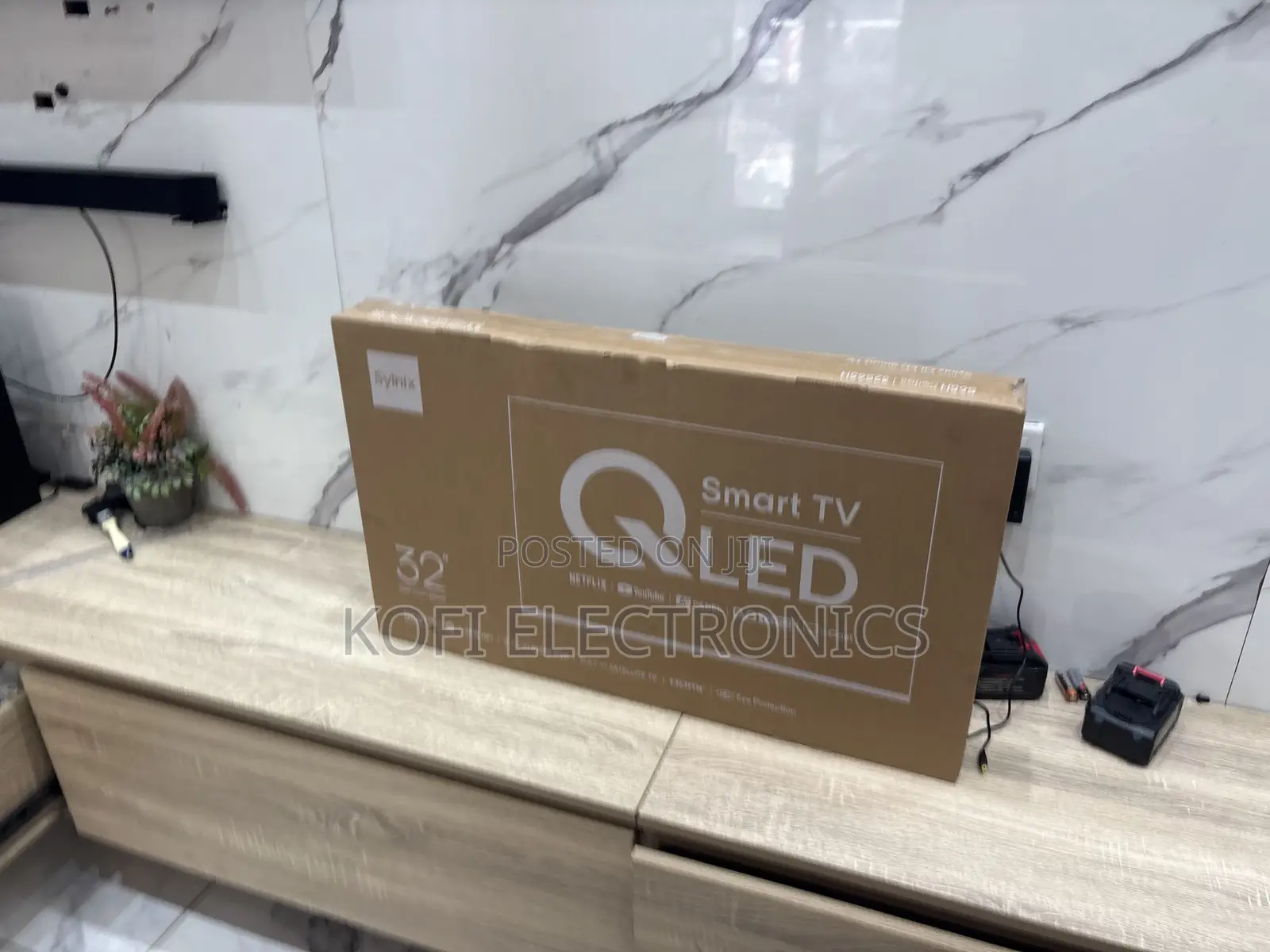 A Built in Extras Syinix 32-Inch QLED Smart TV