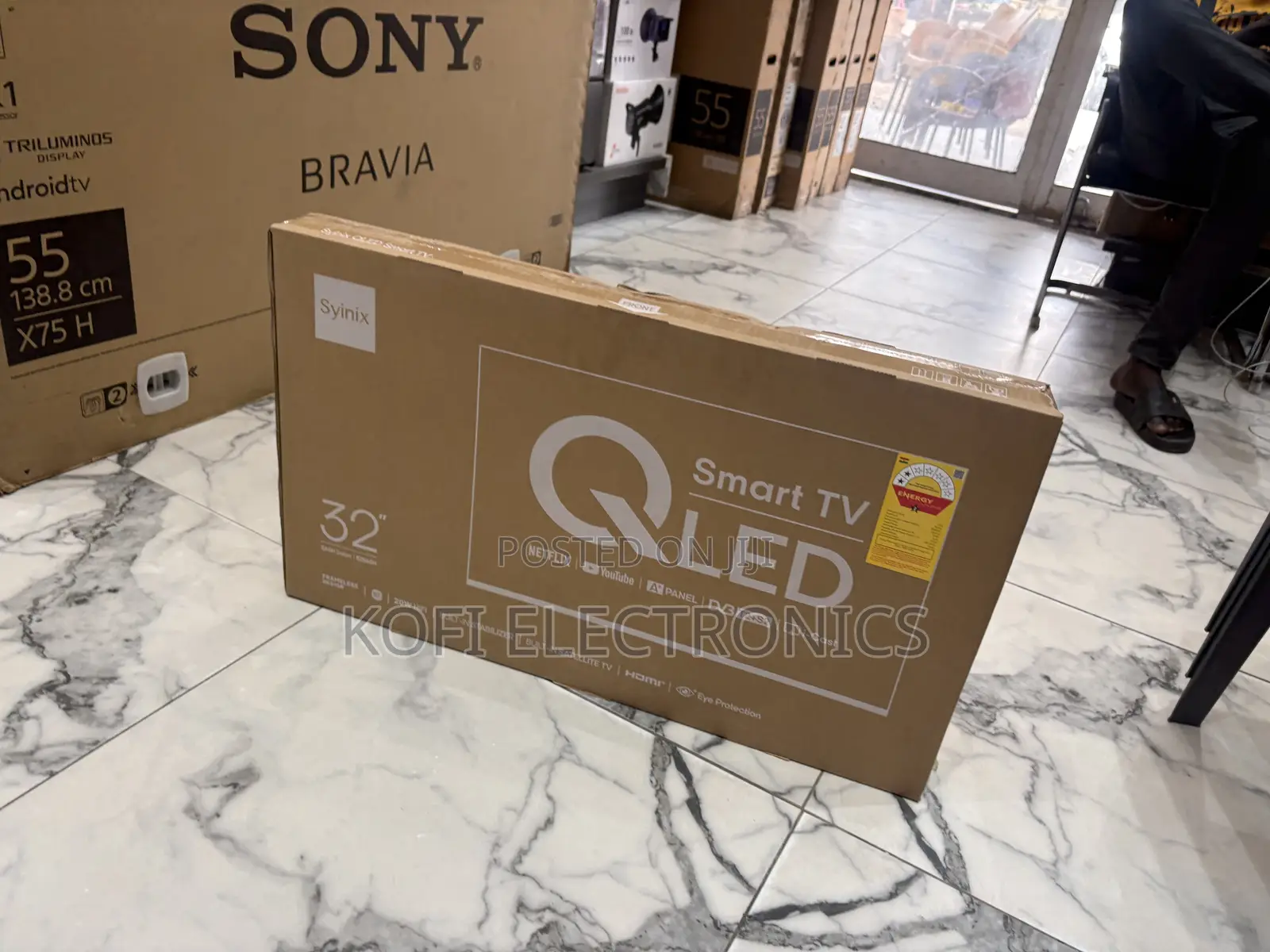 A Built in Extras Syinix 32-Inch QLED Smart TV