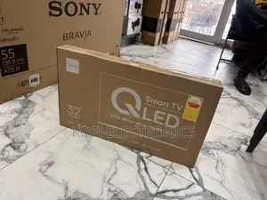 A Built in Extras Syinix 32-Inch QLED Smart TV