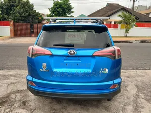 Toyota RAV4 LE 4dr SUV (2.5L 4cyl 6A) 2018 Blue