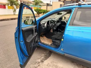 Toyota RAV4 LE 4dr SUV (2.5L 4cyl 6A) 2018 Blue