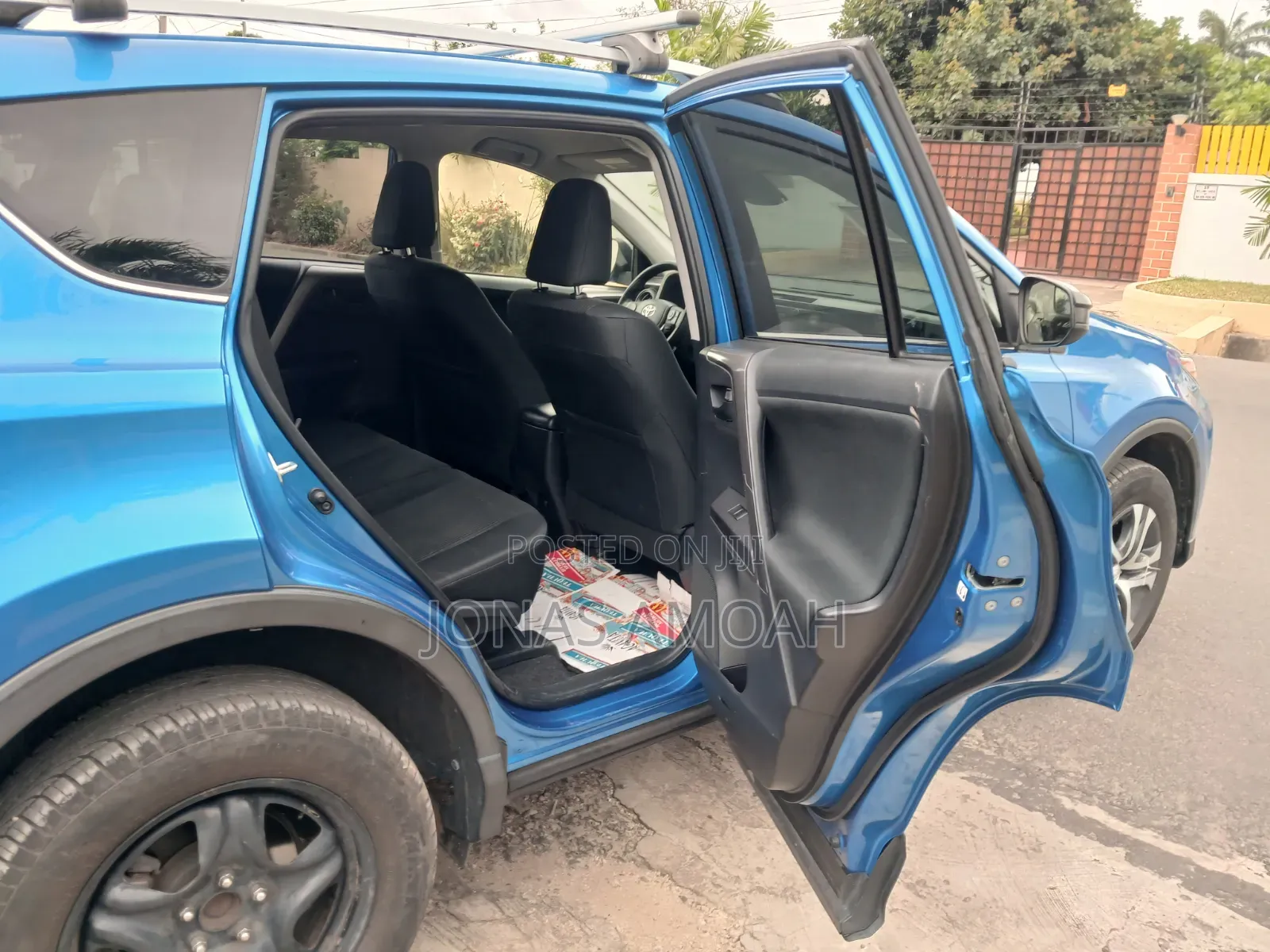 Toyota RAV4 LE 4dr SUV (2.5L 4cyl 6A) 2018 Blue