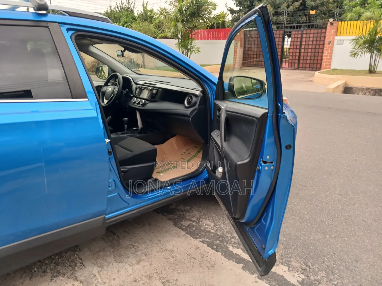 Toyota RAV4 LE 4dr SUV (2.5L 4cyl 6A) 2018 Blue