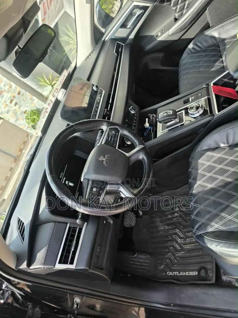 Mitsubishi Outlander SEL Launch Edition 2022 Black