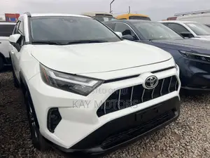 Toyota RAV4 XLE AWD 2024 White