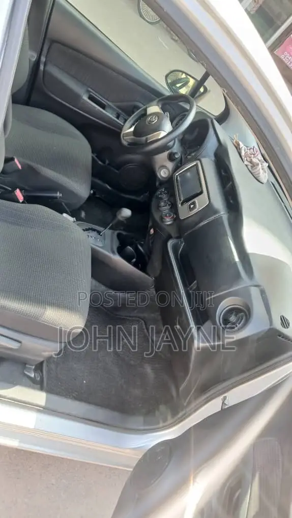 Toyota Vitz 1.0 FWD 5dr 2016 Silver