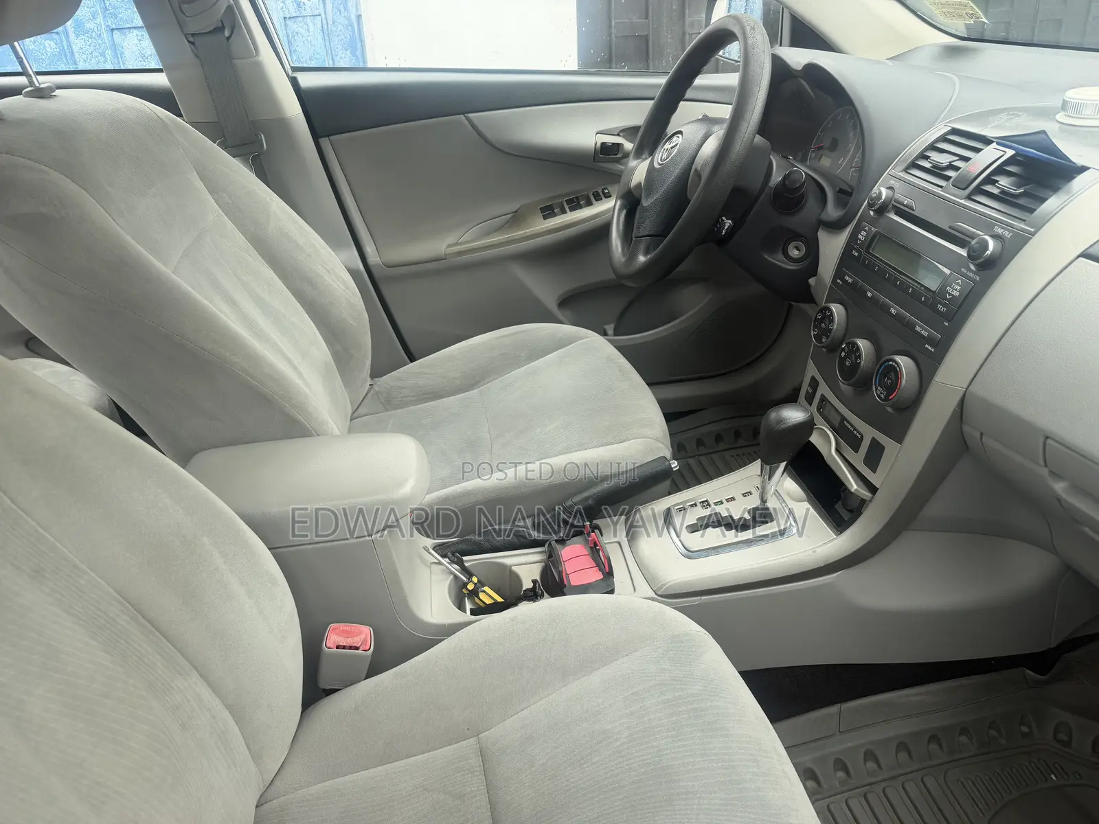 Toyota Corolla LE 4dr Sedan (1.8L 4cyl 4A) 2013 Silver