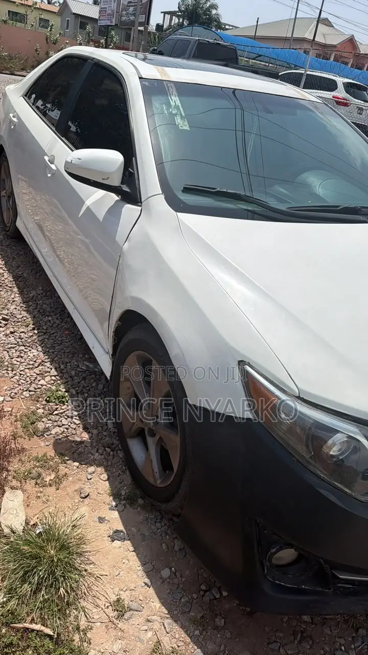 Toyota Camry SE 4dr Sedan (2.5L 4cyl 6A) 2014 White