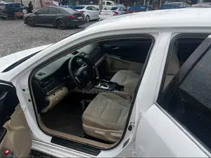 Toyota Camry LE 4dr Sedan (2.5L 4cyl 6A) 2013 White