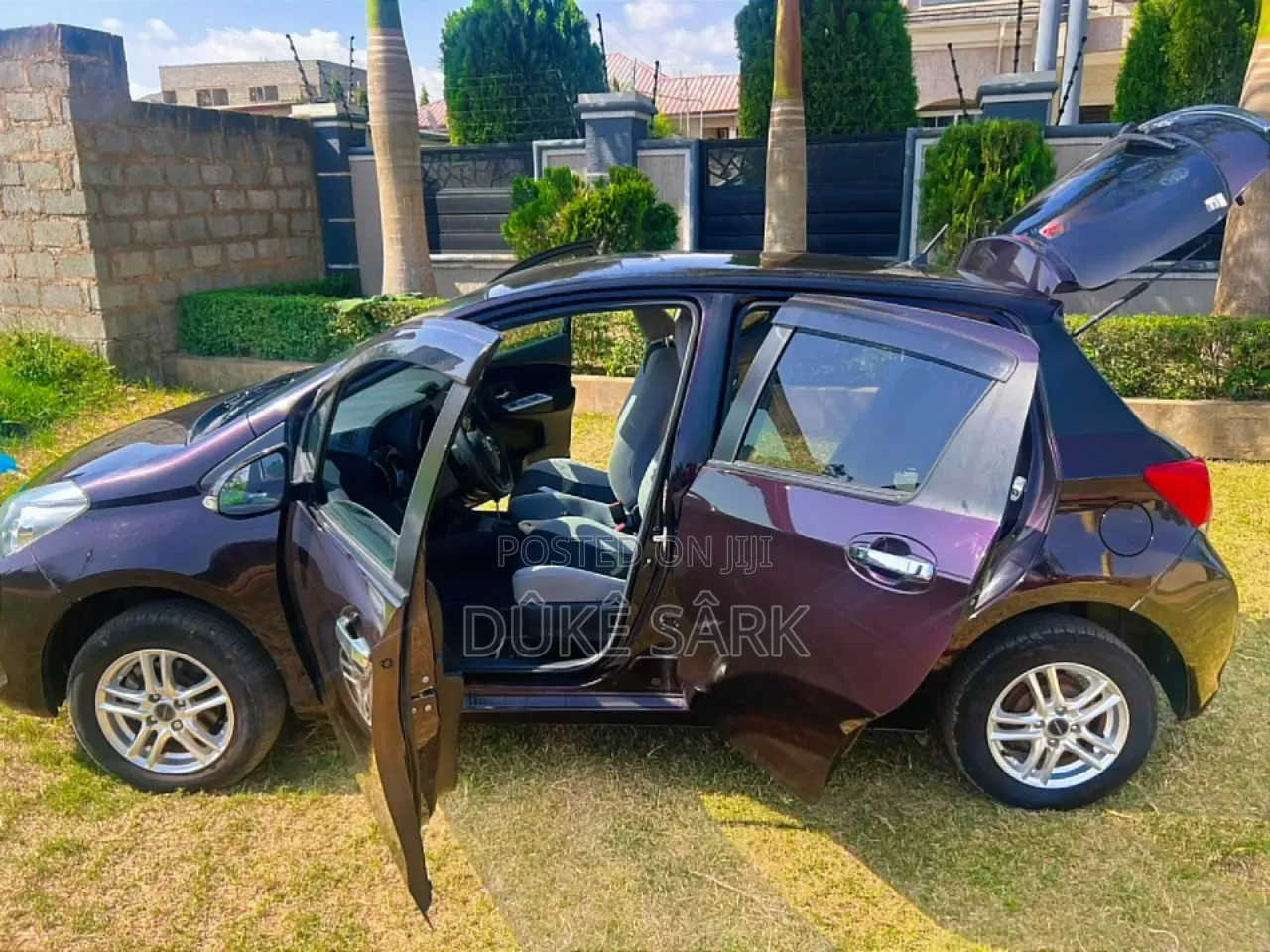 Toyota Vitz 1.5 FWD 5dr 2015 Black