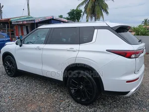 Mitsubishi Outlander 2022 White